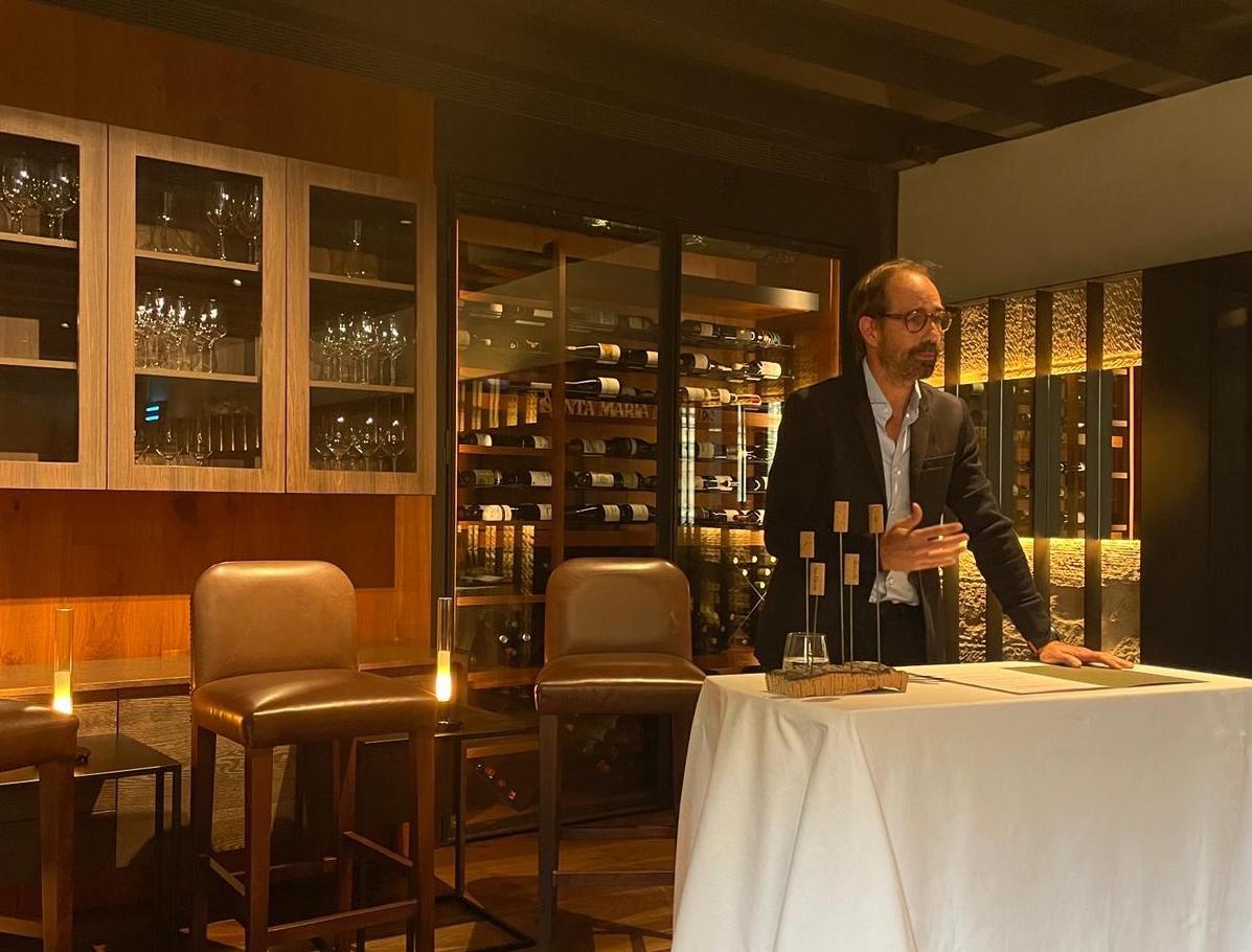 Tapones de corcho de alta gama J·Vigas, detalles que reflejan calidad y precisión en un entorno minimalista, representando la filosofía de menos ruido, más impacto.