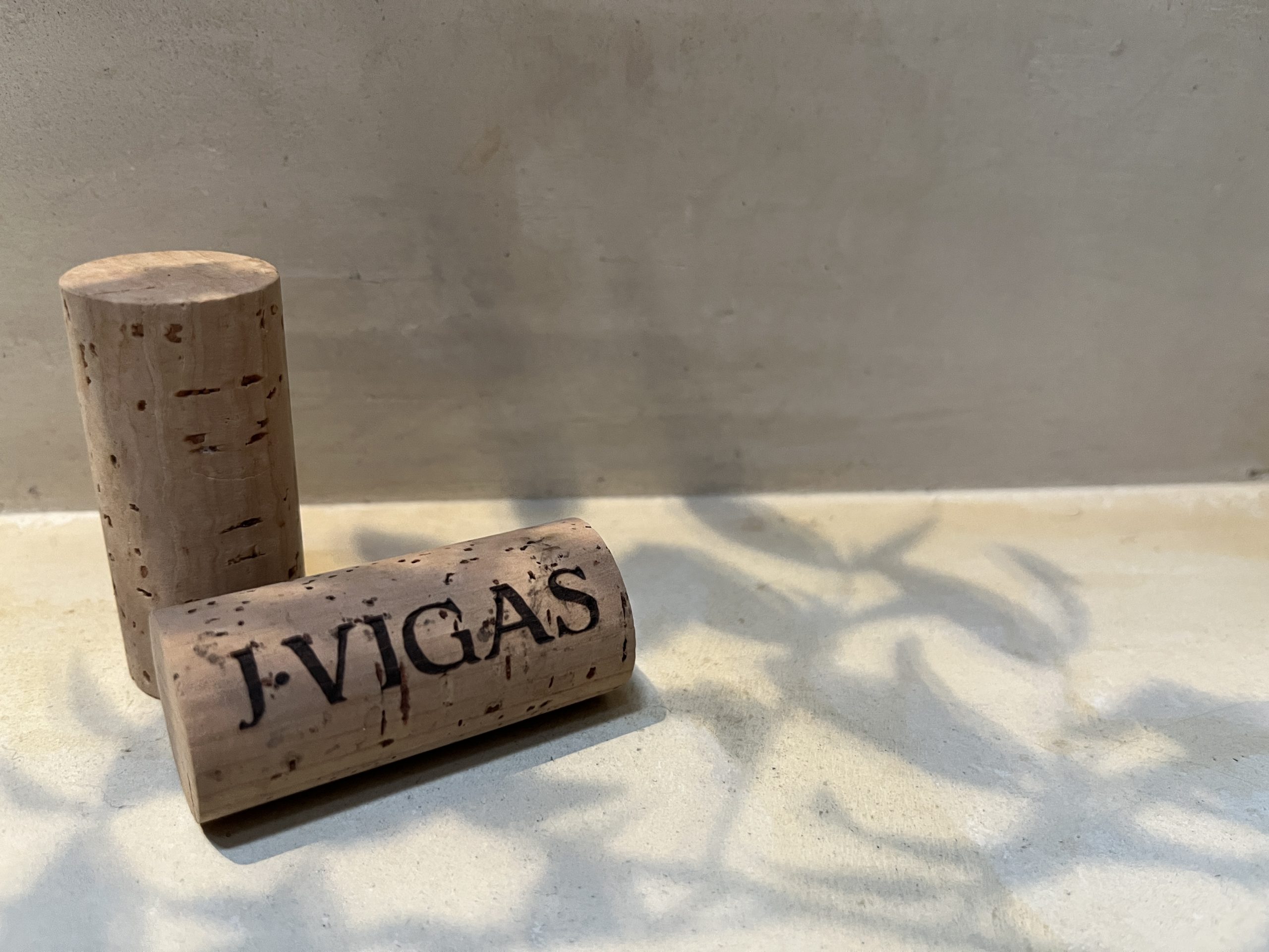 Tapones de corcho de alta gama J·Vigas, detalles que reflejan calidad y precisión en un entorno minimalista, representando la filosofía de menos ruido, más impacto.