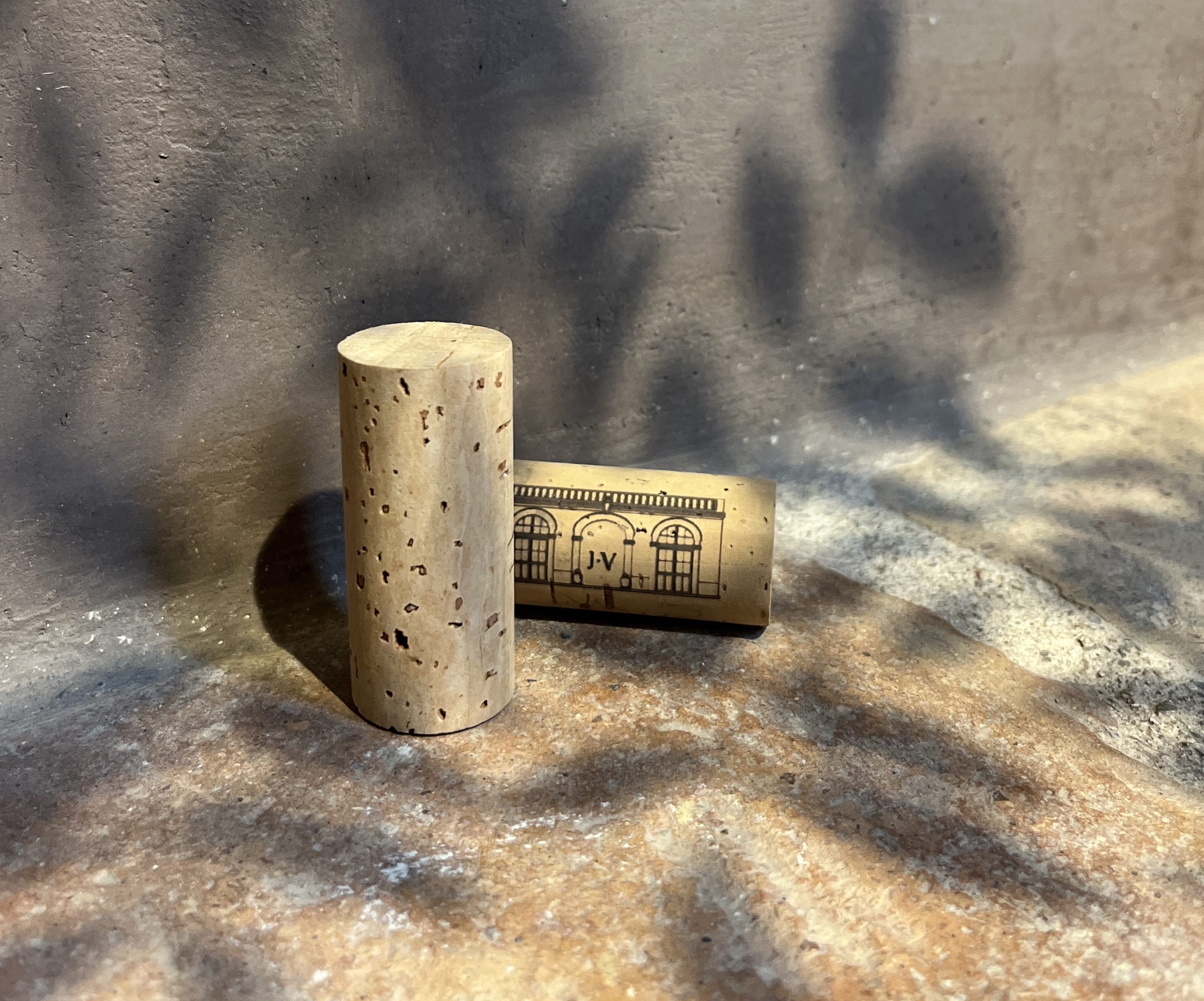 Tapones de corcho de alta gama J·Vigas, detalles que reflejan calidad y precisión en un entorno minimalista, representando la filosofía de menos ruido, más impacto.